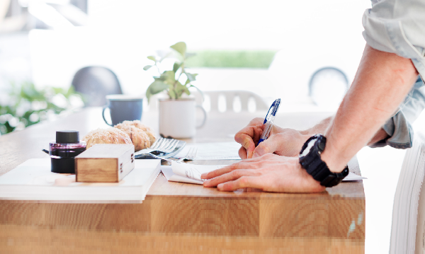 How to learn and ace in business writing. (Pexels)