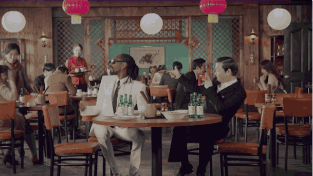 Keep an open table at the office cafeteria. (Image: Psy)